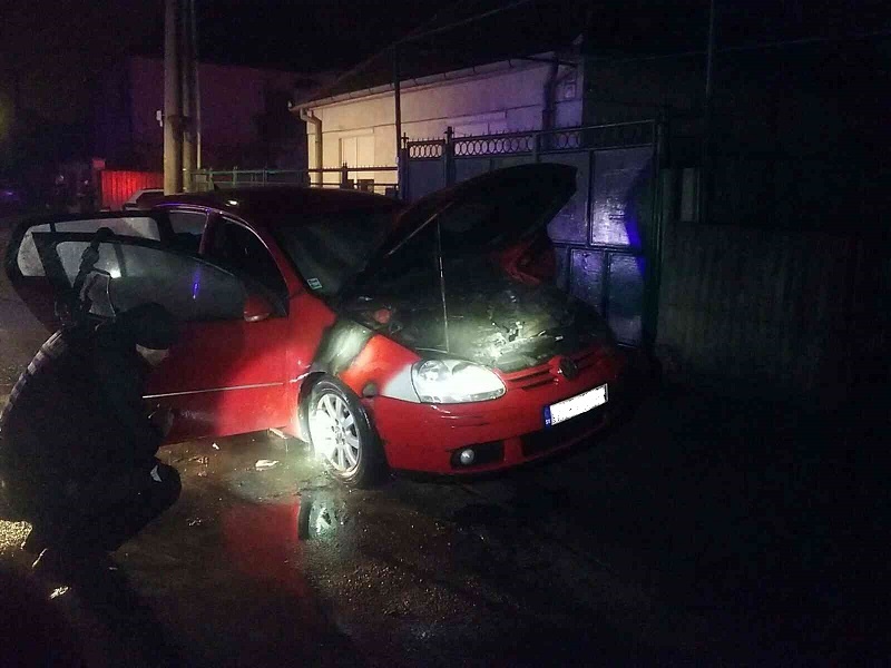 01 - Trnavskí hasiči dnes ráno zasahovali pri požiari vozidla v obci Cífer